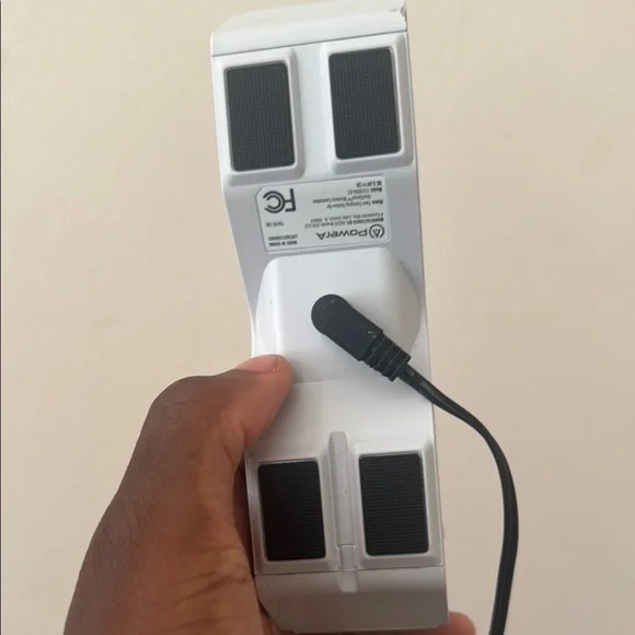 Futuristic Black and Gray VR Headset - Picture 3 of 4